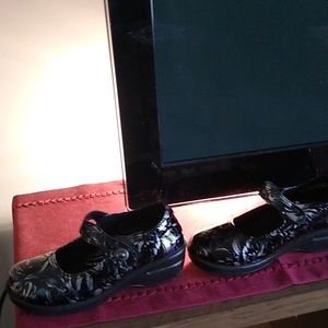 9 medium  easy works by easy street shoes.